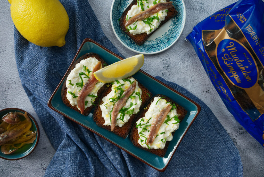 Rapeaa Maalahden Limppu -saaristolaisleipää, täyteläistä burrata-levitettä, raikasta sitruunankuoriraastetta, hienonnettua lehtipersiljaa sekä suolaista sardellifileetä.