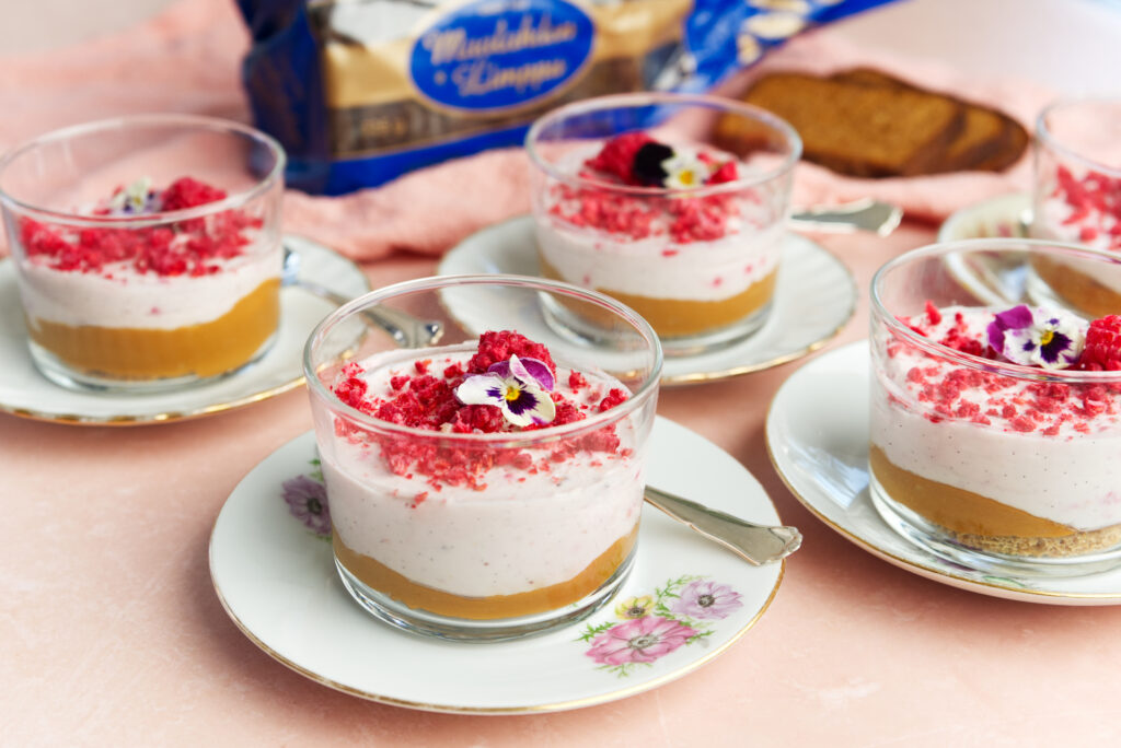 Kuningatarjuustokakku lasissa