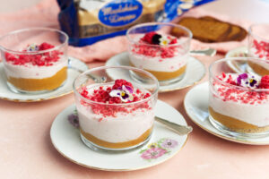 Kuningatarjuustokakku lasissa